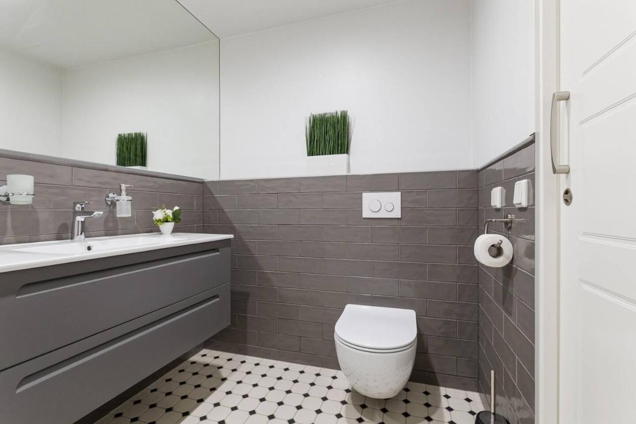 Central Apartments, Quiet With Free Parking And Ac. Tallinn Ngoại thất bức ảnh