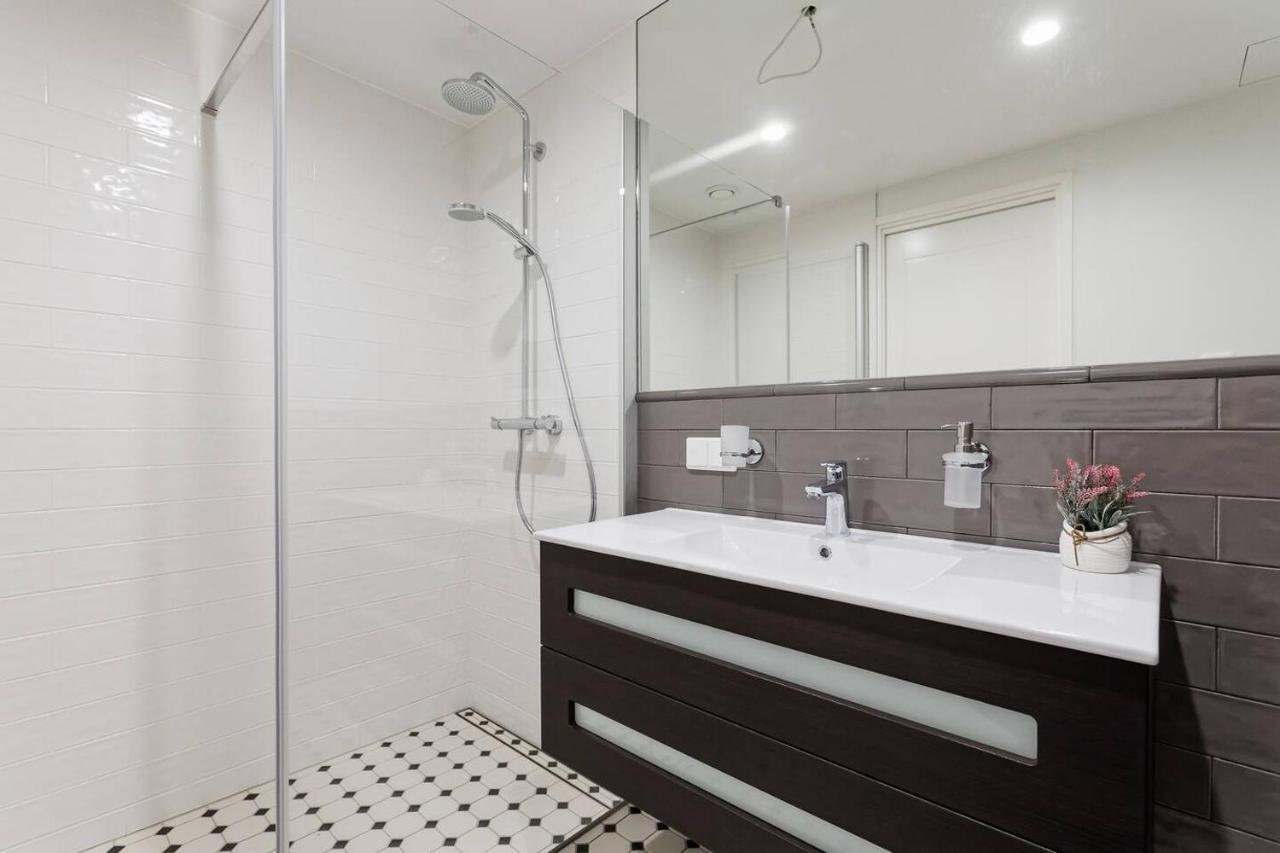 Central Apartments, Quiet With Free Parking And Ac. Tallinn Ngoại thất bức ảnh