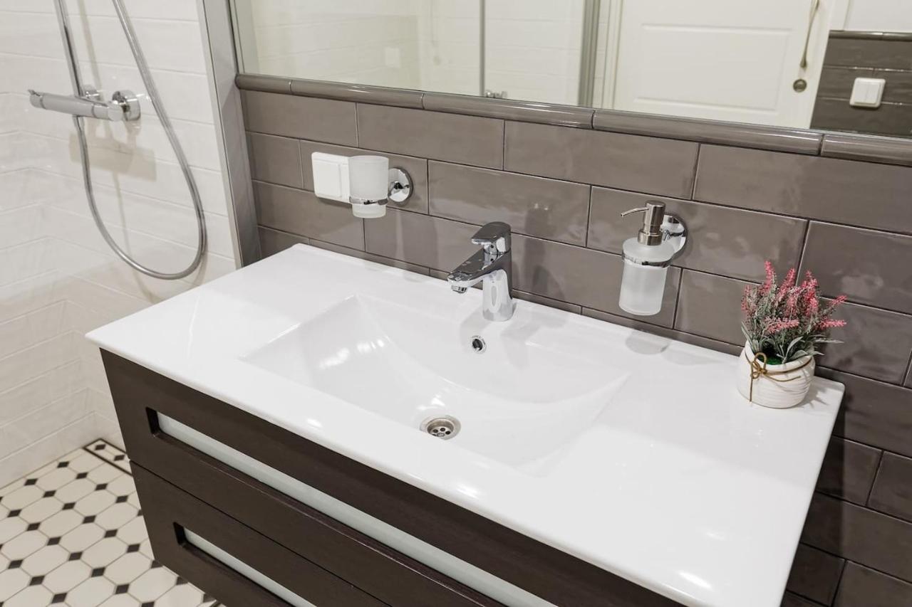 Central Apartments, Quiet With Free Parking And Ac. Tallinn Ngoại thất bức ảnh